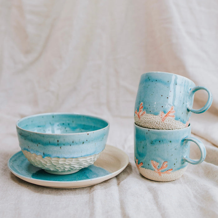 Unikatni keramički set iz Hrvatske, handmade: šalica i tanjurić, inspirirani Mediteranom i morskim pejzažima.