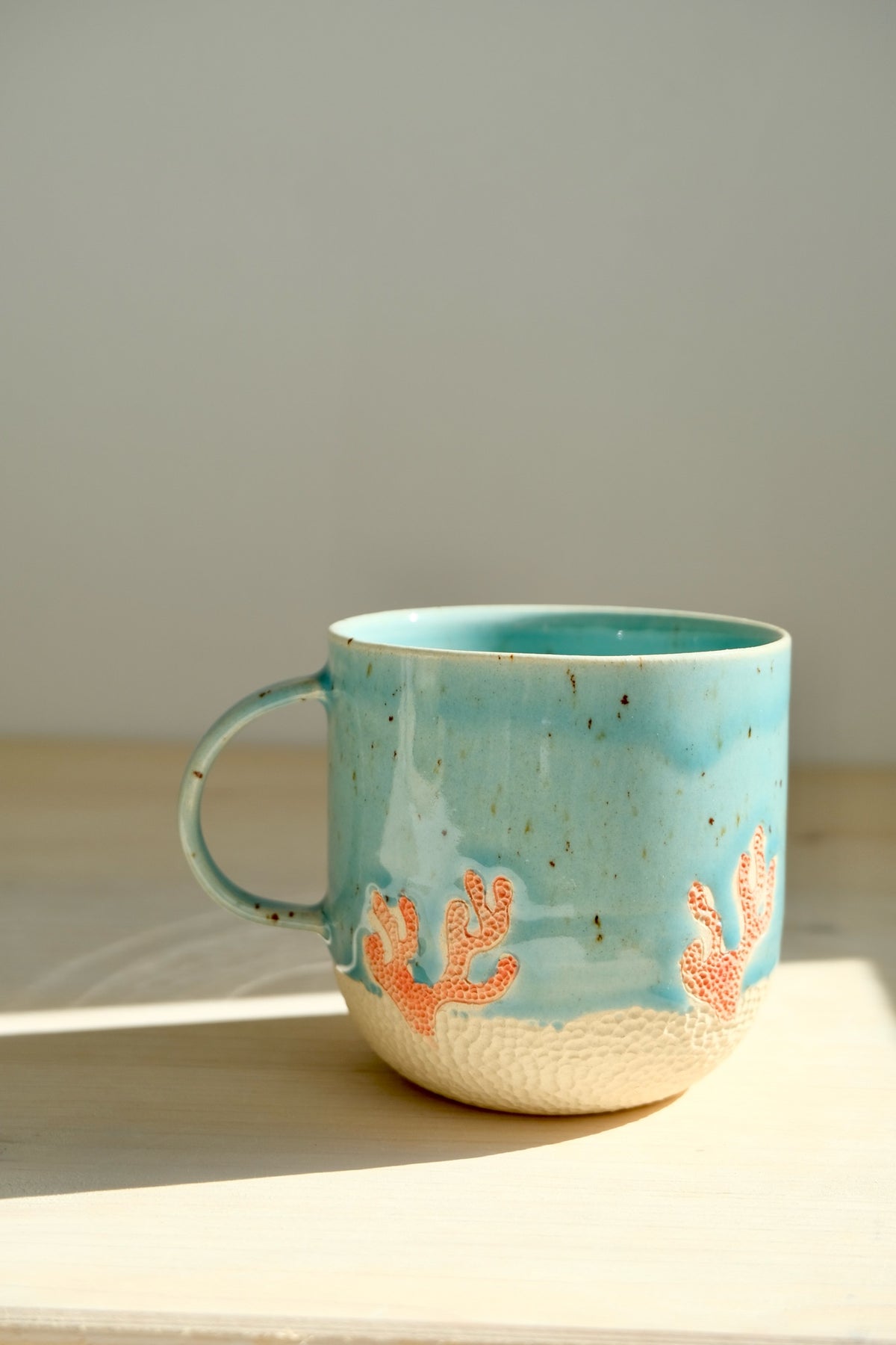 Taza Latte Coral – taza de gres turquesa hecha a mano con coral naranja tallado