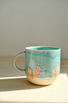 Taza Latte Coral – taza de gres turquesa hecha a mano con coral naranja tallado