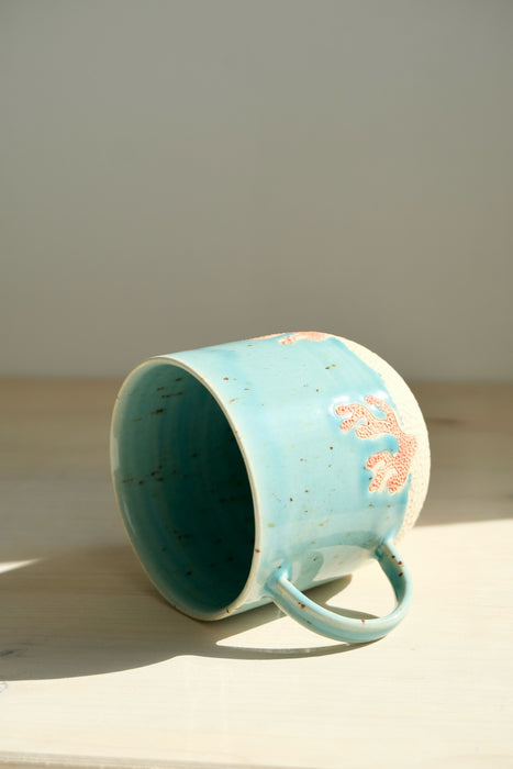 Taza Latte Coral tumbada de lado