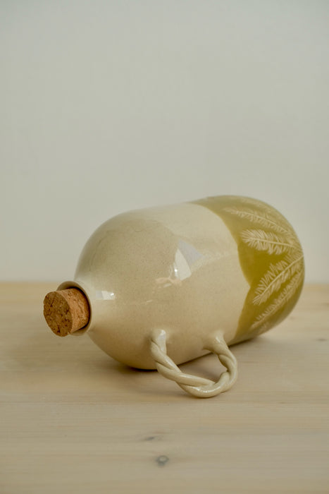 Rosemary Olivenölflasche auf der Seite liegend