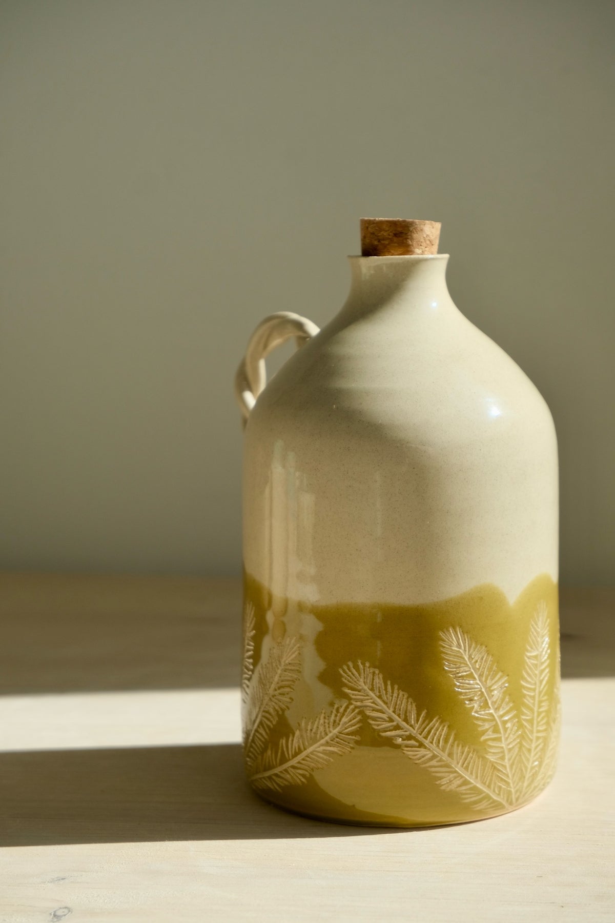 Rosemary Olivenölflasche – handgemachte Olivenölflasche aus Keramik mit olivgrüner Glasur und geschnitzten Rosmarinzweigen