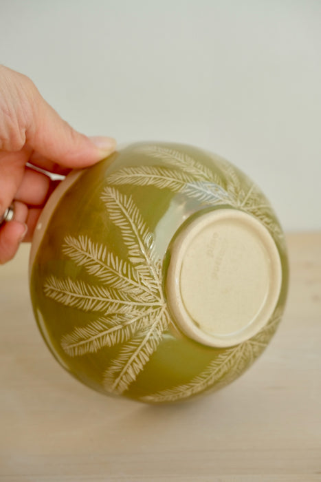 Rosemary skleda – spodnja stran, v roki